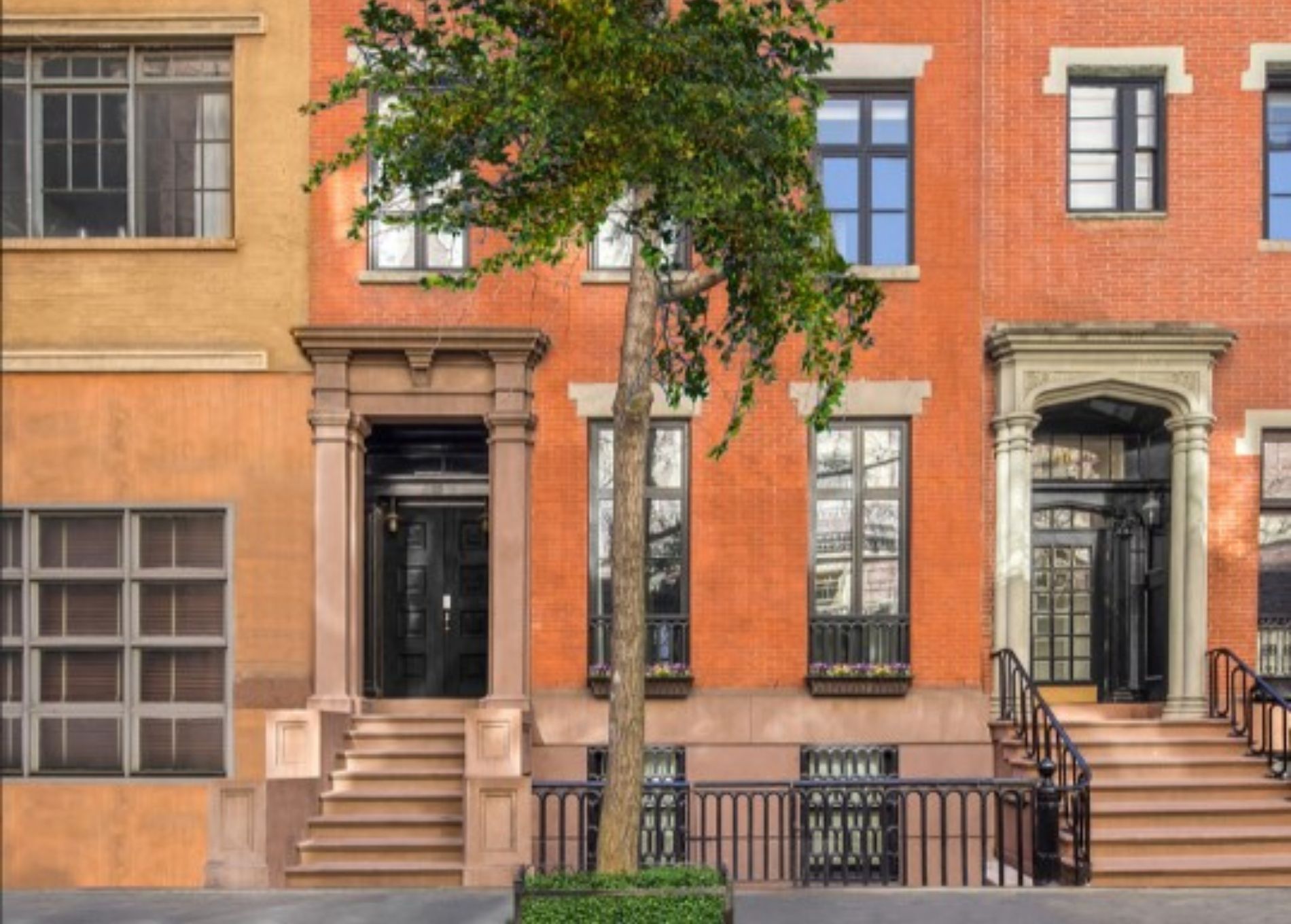 Sarah_Jessica_Parker_home_front_steps.jpg