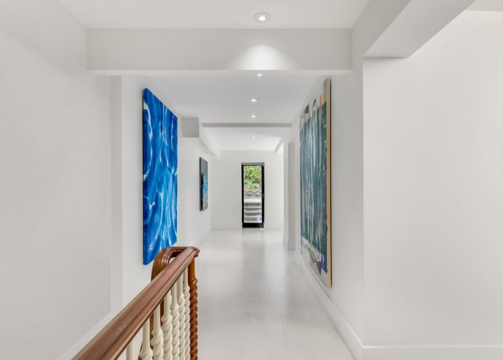 Sarah_Jessica_Parker_home_upstairs_hallway.jpg