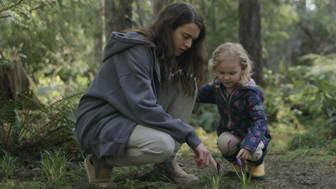 Rylea Nevaeh Whittet and Margaret Qualley in Maid