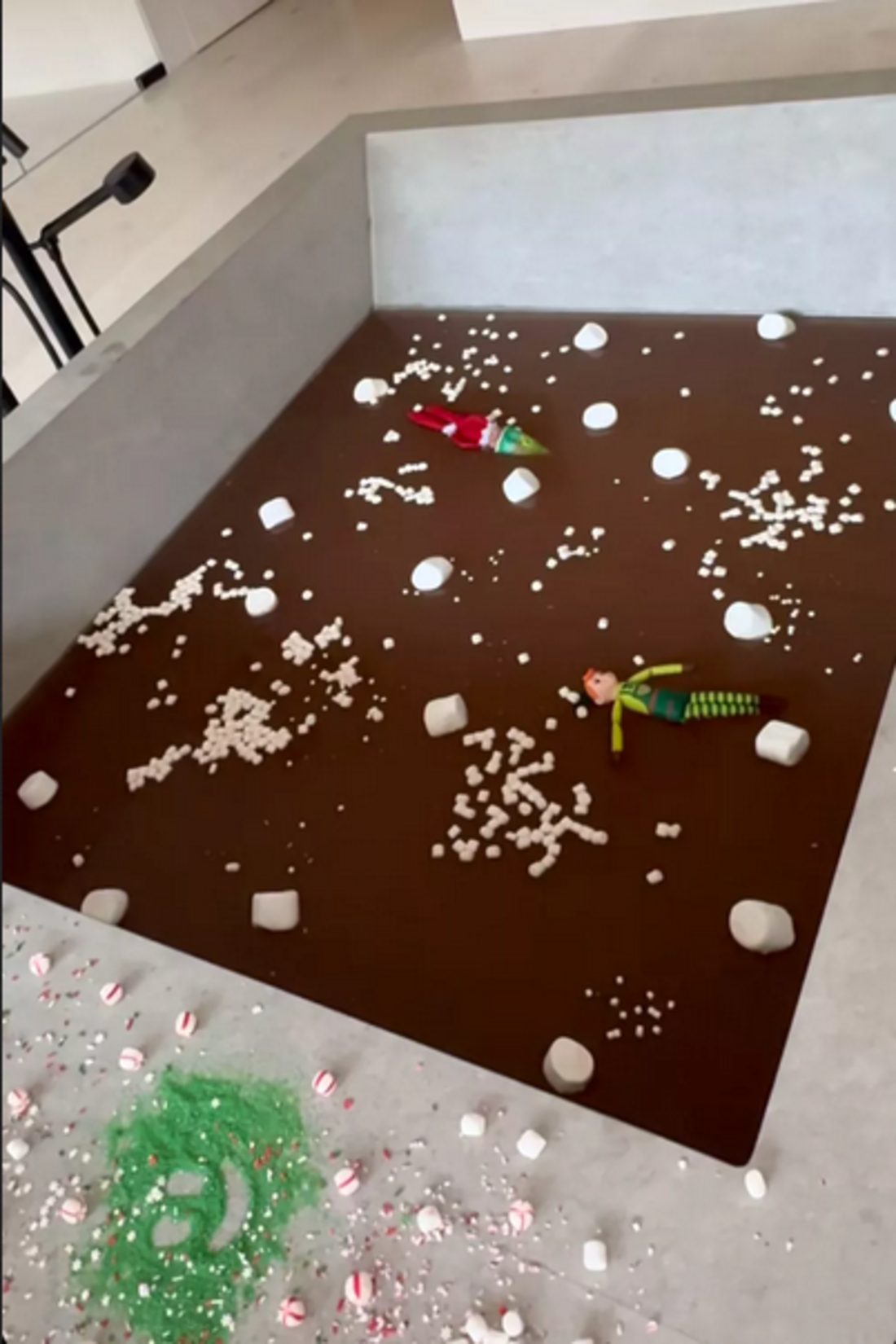 Screenshot_2023-12-22_at_12-37-14_kim-kardashian-chocolate-bathtub-122123-1-6f67bcadce584876be5b40d6013f7e83.jpg__WEBP_Image.png