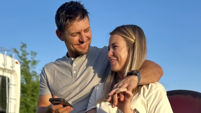 Jana Duggar and Stephen Wissman holding hands