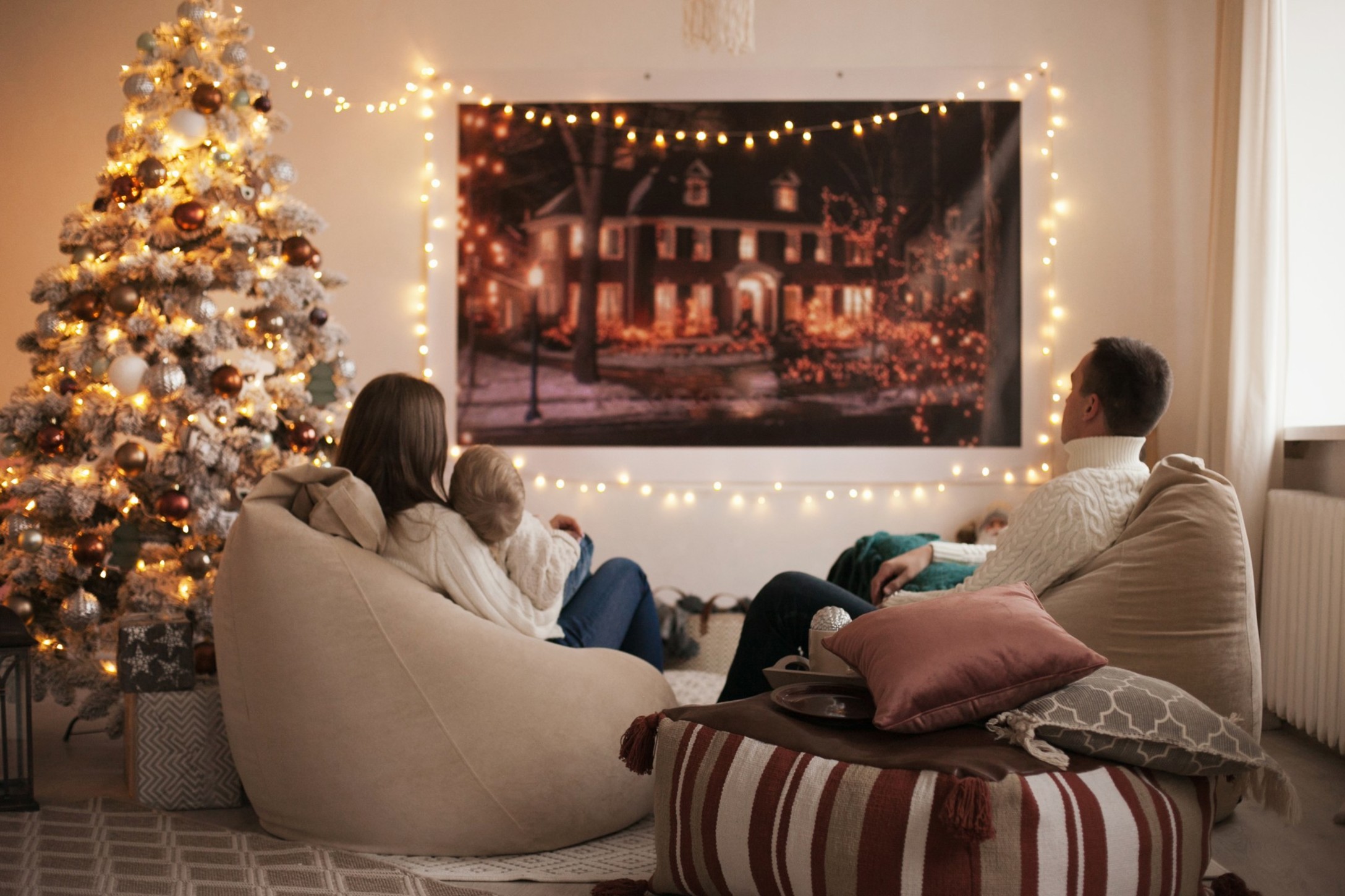 a-family-watching-a-christmas-movie-together-at-home-christmas-moments-family-time-love_t20_xXgLO2.jpg