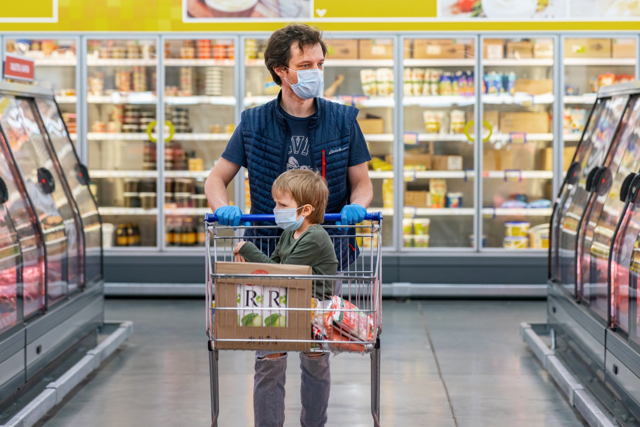a-father-drives-his-son-in-a-shopping-cart-at-a-supermarket-during-the-coronavirus-pandemic-new_t20_kLjOAK.jpg