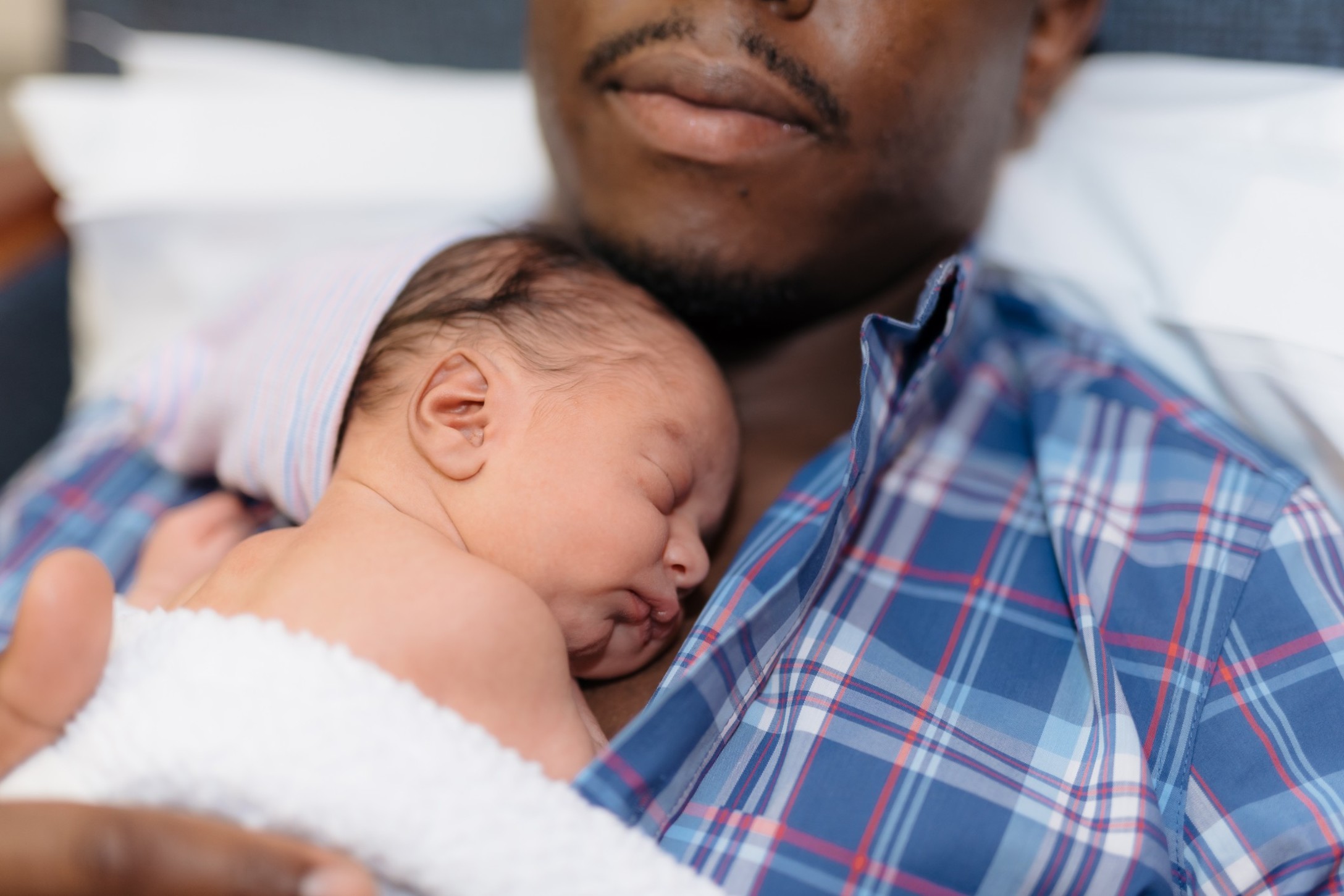 african-american-father-with-newborn-son-on-his-chest-laying-in-hospital-chair_t20_yXopx9.jpg