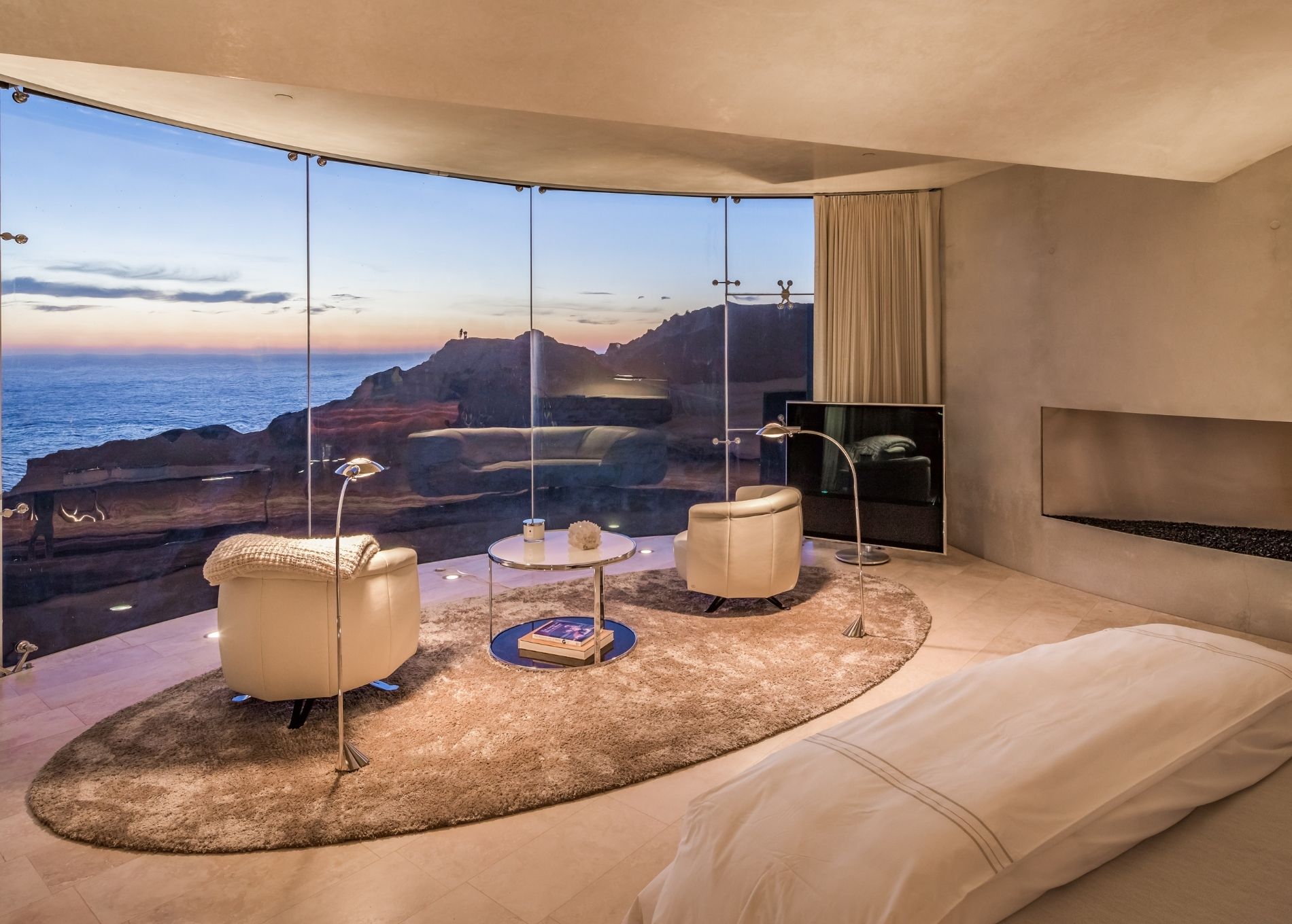 alicia_keys_home_main_bedroom_with_a_view.jpg