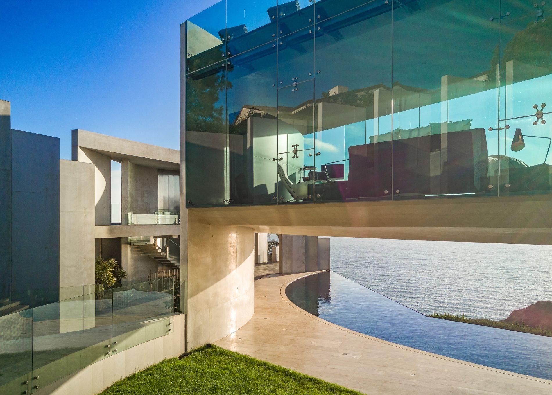 alicia_keys_home_outside_pool_master.jpg