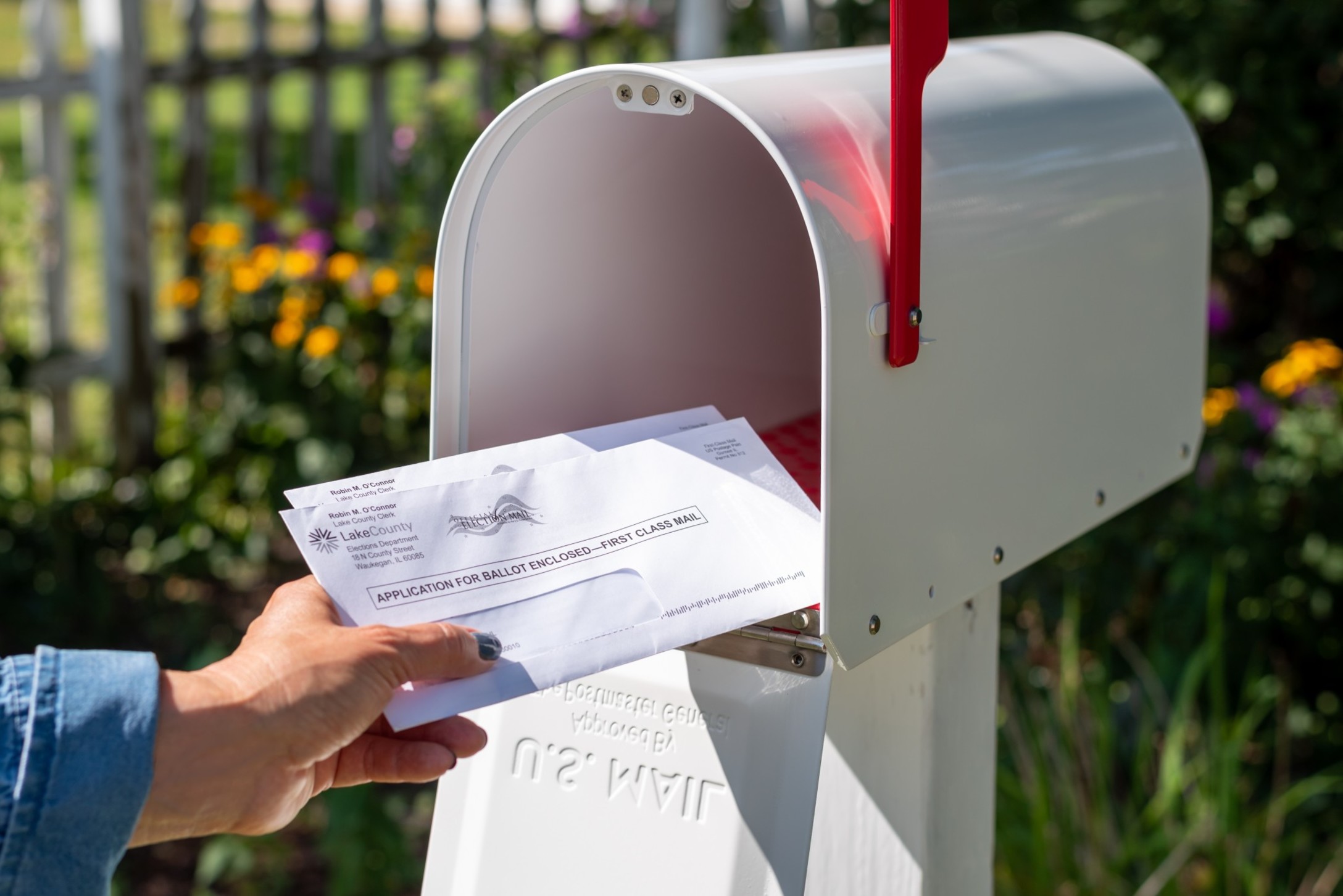 barrington-il-usa-08-22-2020-receiving-applications-to-vote-by-mail-via-us-postal-service-during_t20_YEeRLW-1.jpg