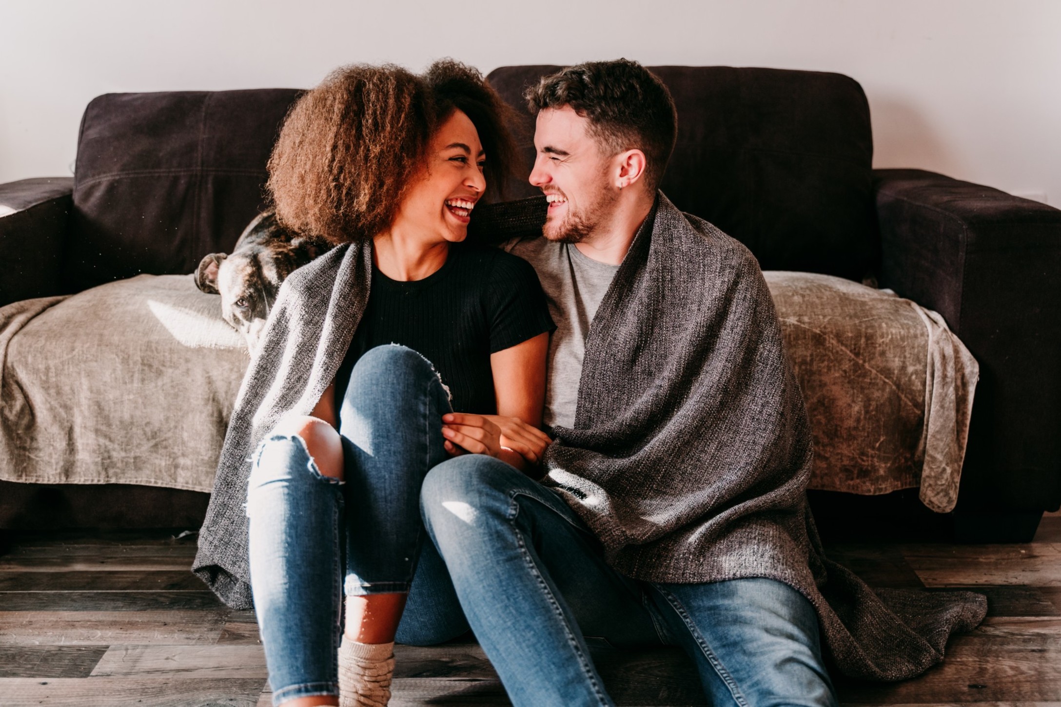 beautiful-couple-laughing-at-home_t20_VLz3P1.jpg