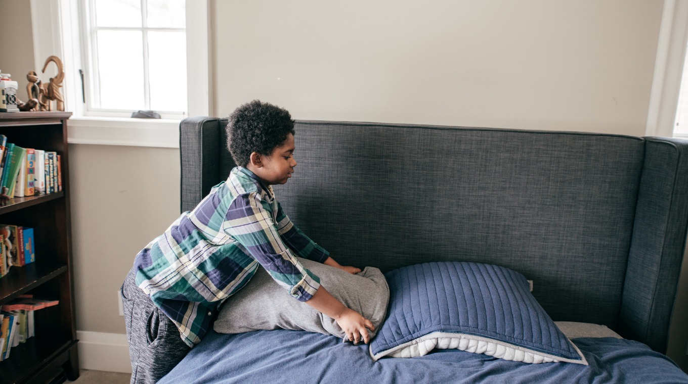 boy-making-his-bed-picture-id932380978-1.jpg
