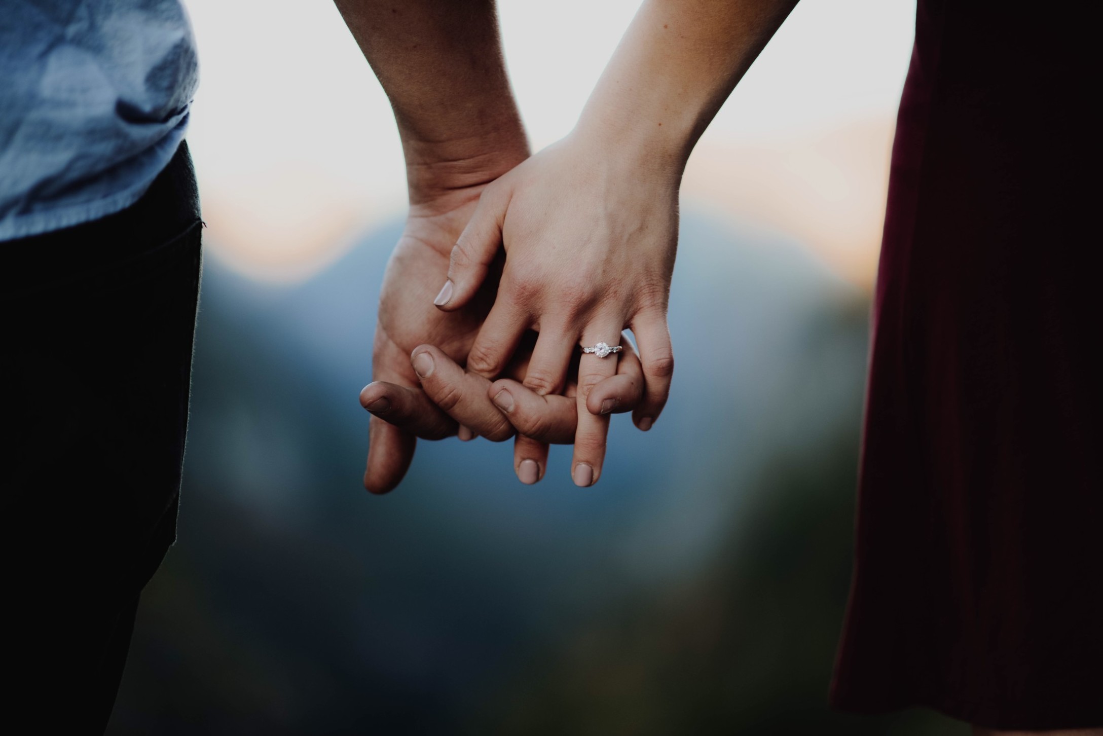 couple-holding-hands_t20_rOYlVZ.jpg