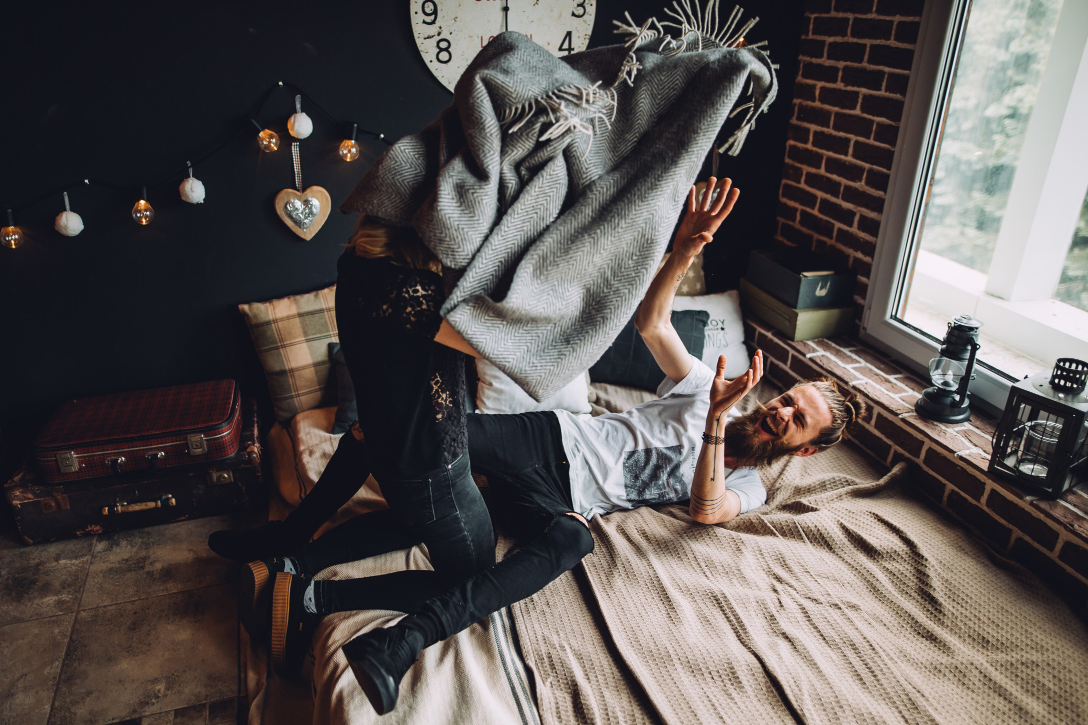 couple-love-fun-girl-color-man-beard_t20_YQxmem.jpg