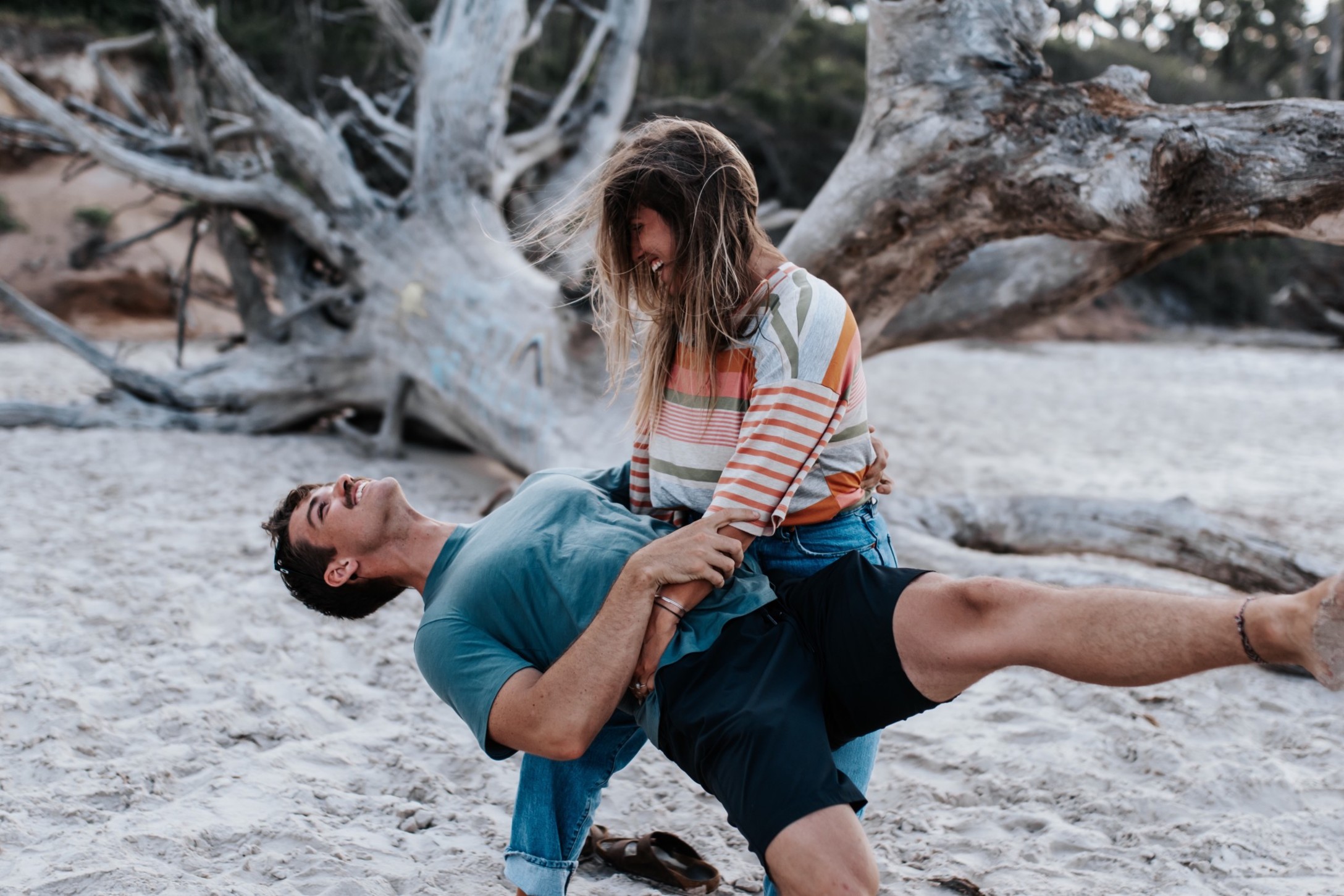 couple-love-fun-playful-strong-funny-laughing_t20_GJwg21.jpg