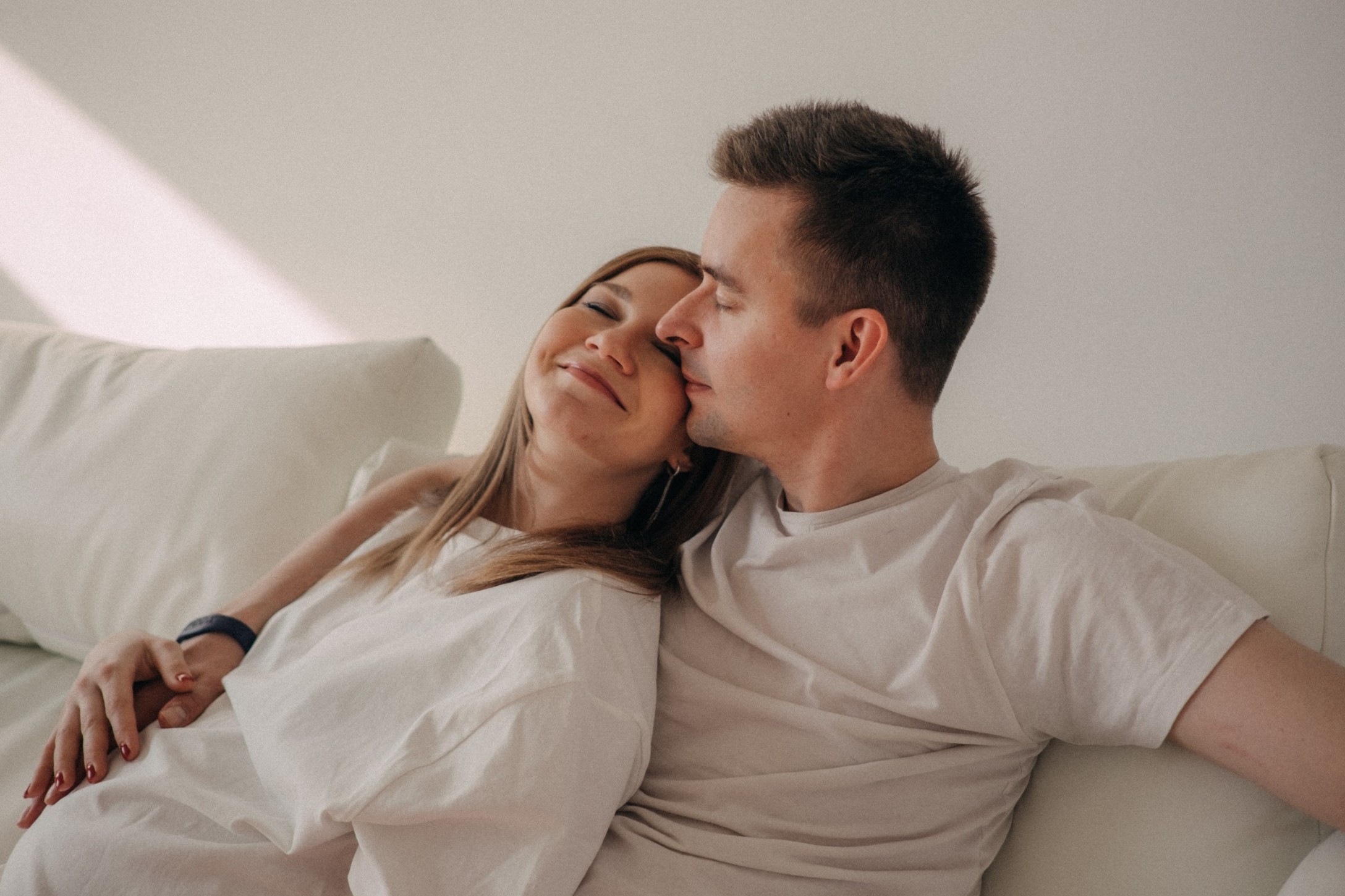 couple-married-couple-pregnancy-millennial-couple-in-love-neutral-colors-gender-neutral_t20_lx0V4B.jpg
