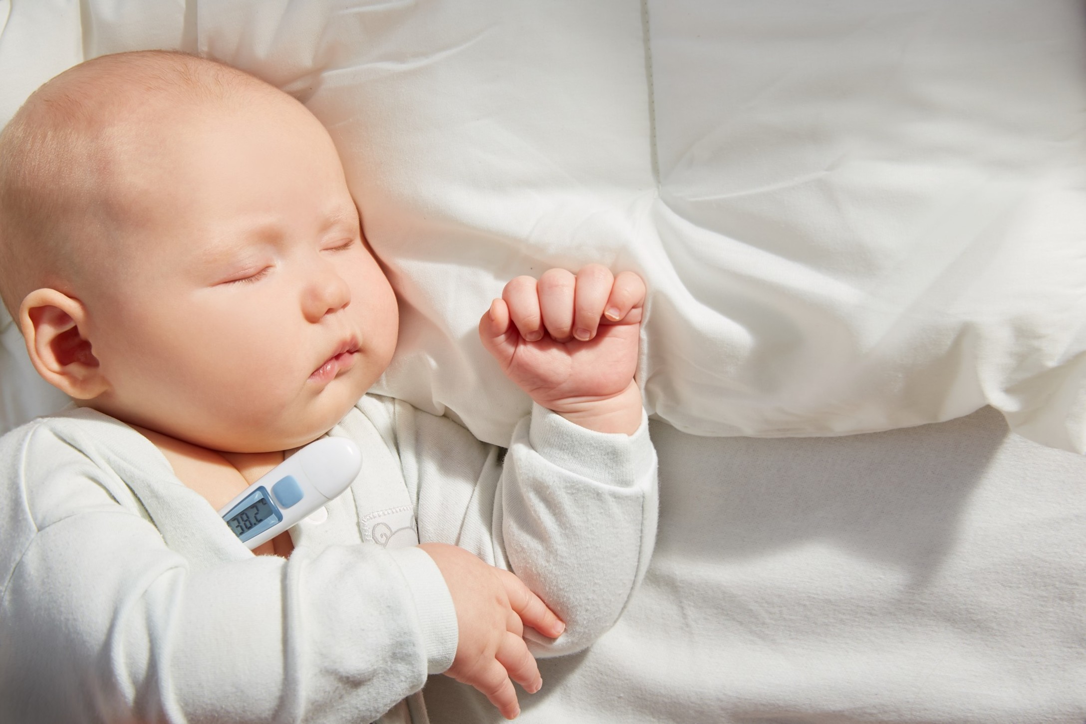 cute-baby-sleeping-on-a-pillow-with-a-thermometer-measure-the-temperature_t20_mLQdEr.jpg
