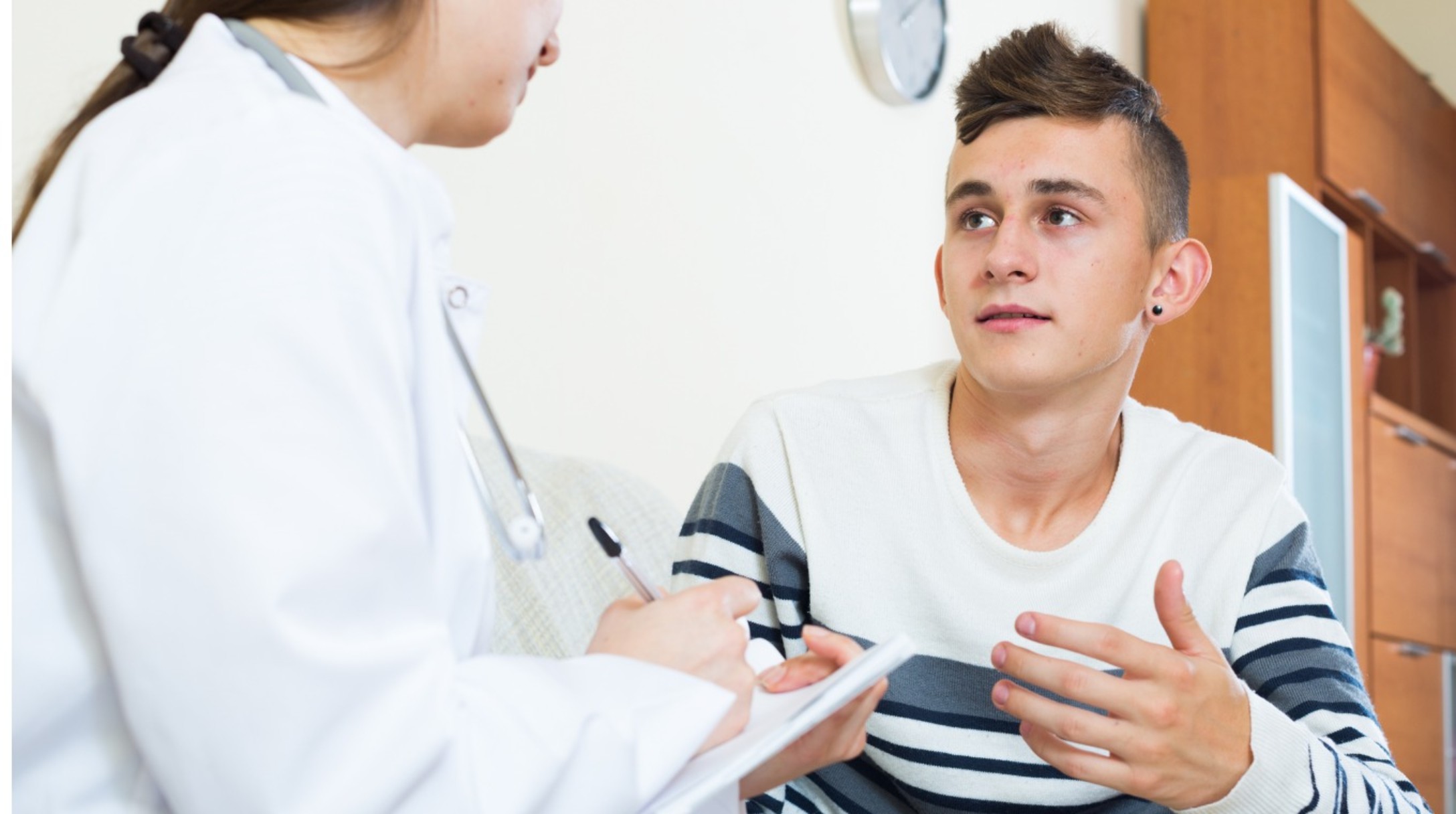 doctor-examinating-teen-boy-with-quinsy-at-home-picture-id639411176.jpg