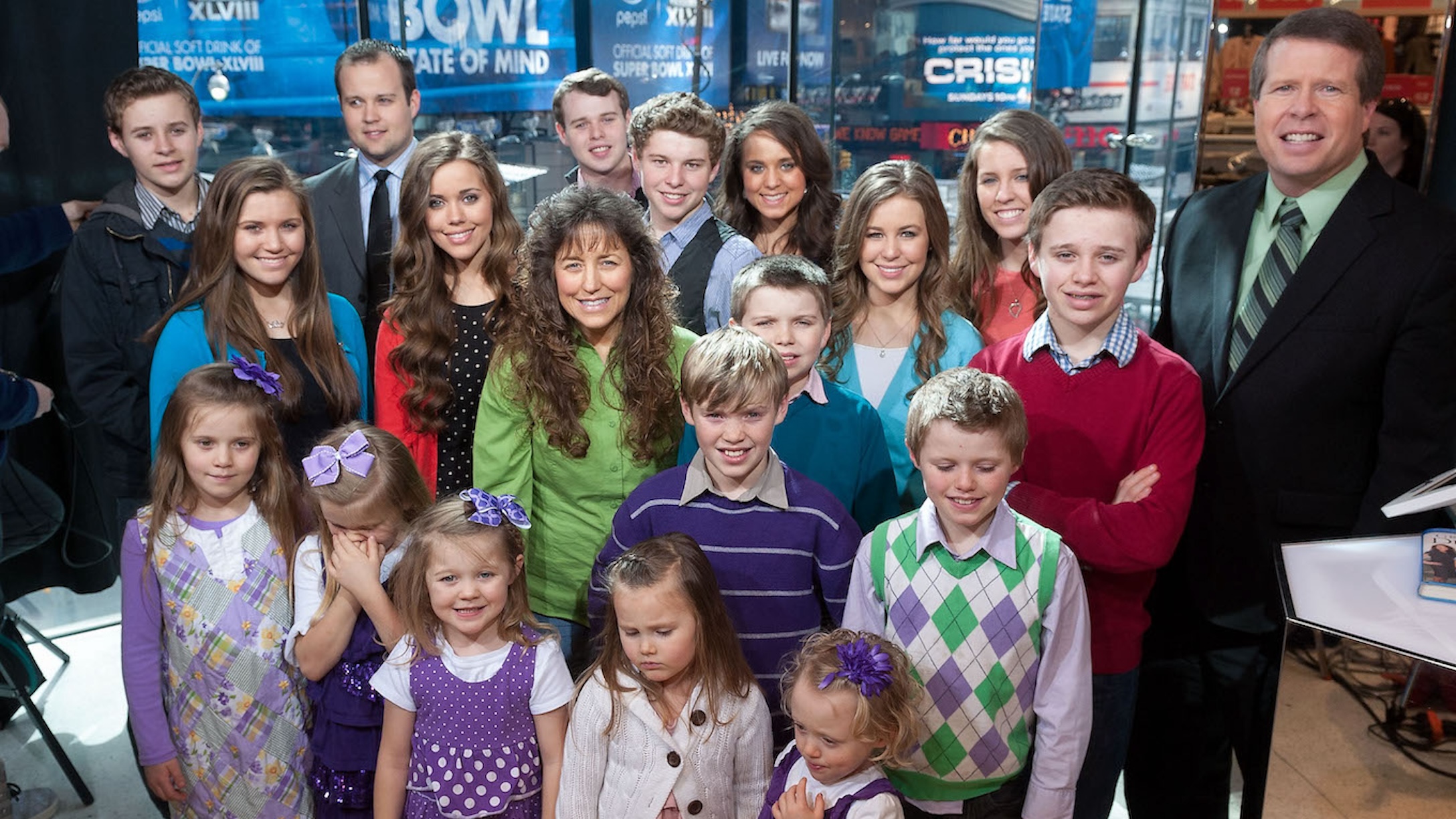 Robert Wagner And The Duggar Family Visit "Extra"
