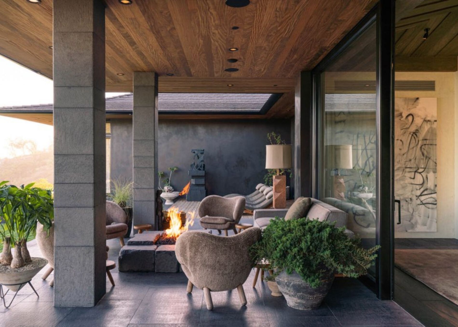 ellen_degeneres_home_outside_lounge.jpg