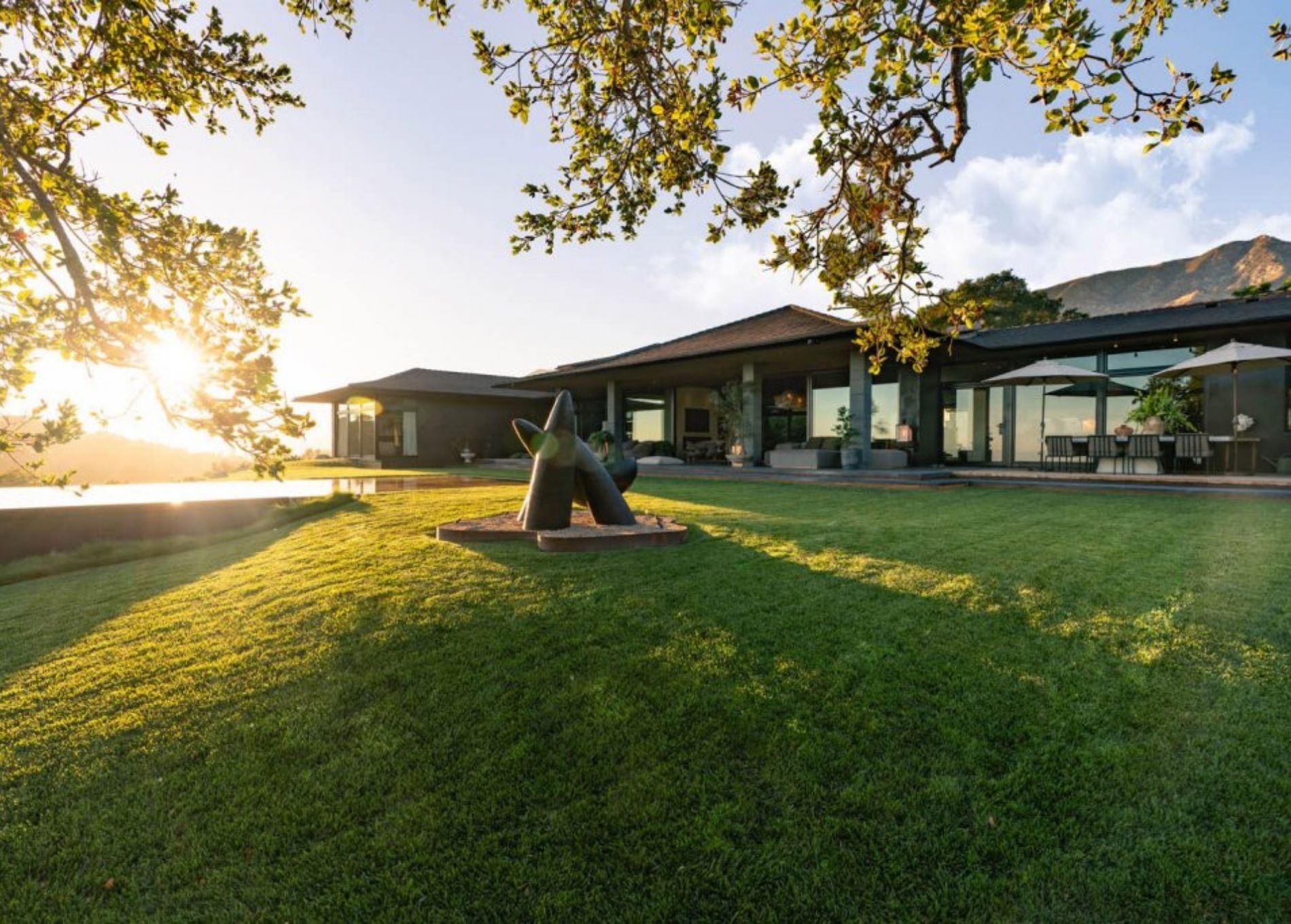 ellen_degeneres_home_serene_yard.jpg