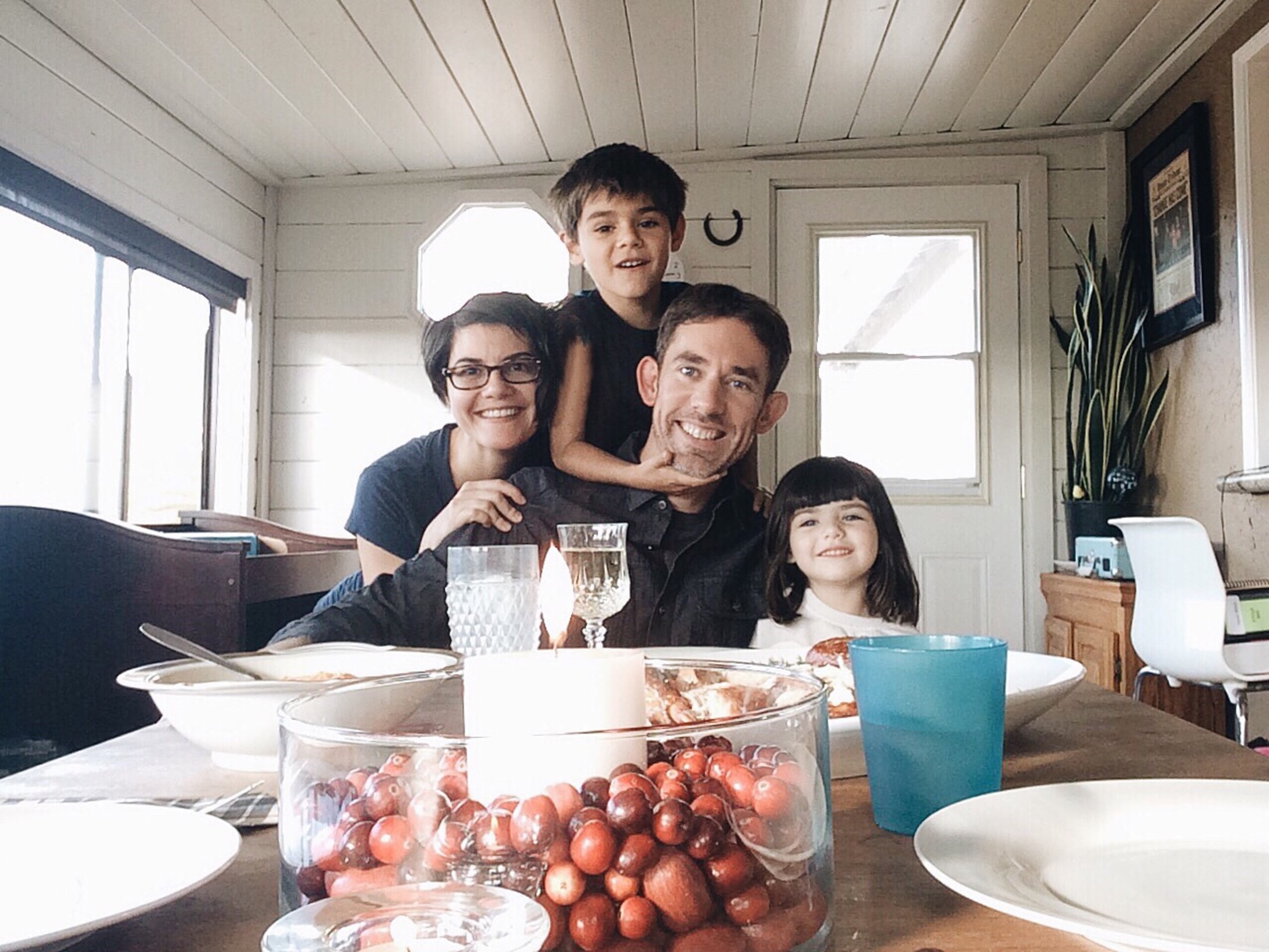 family-celebrating-thanksgiving_t20_v2PNnz.jpg