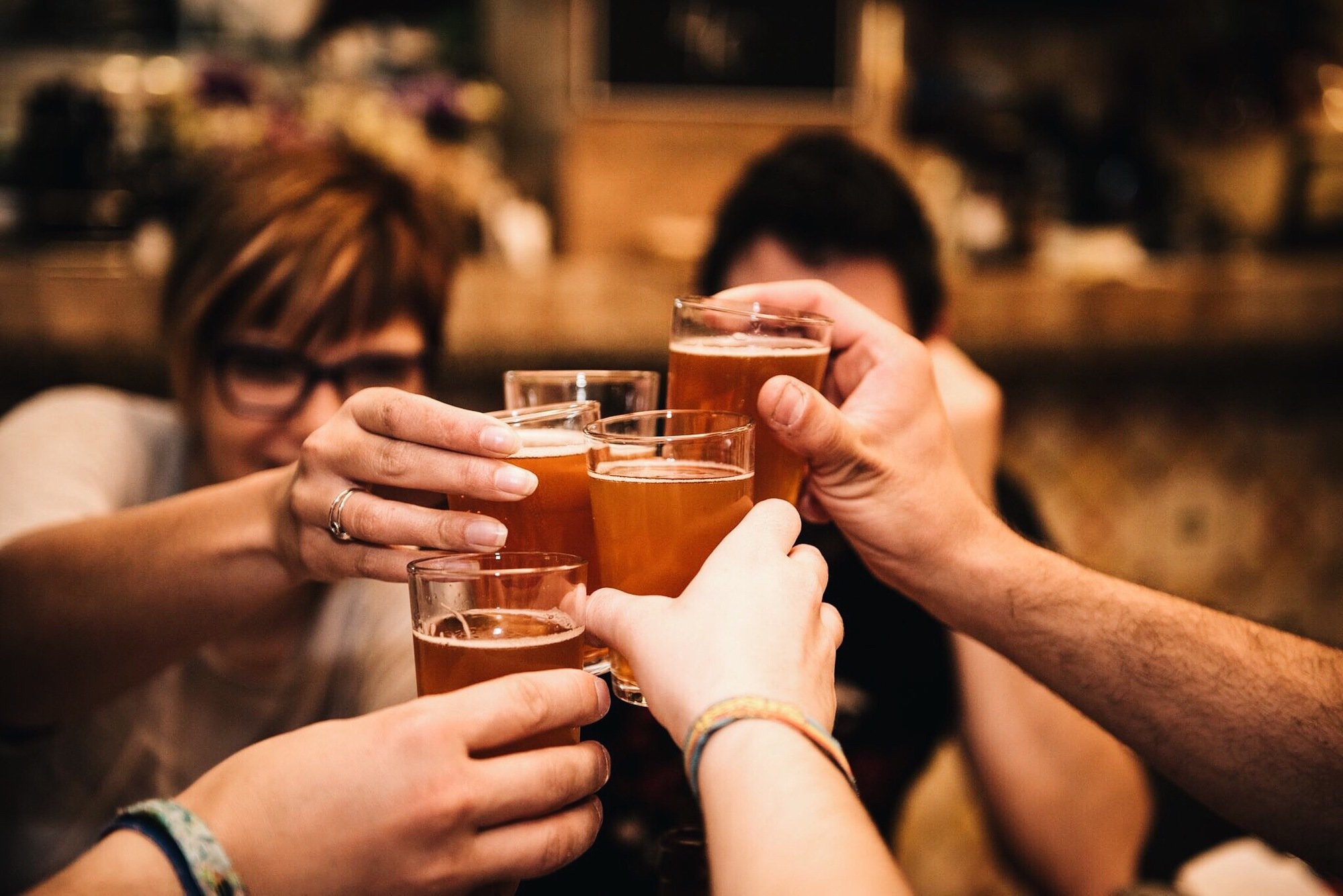 Friends cheersing drinks