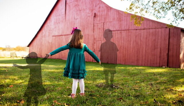 Peyton holding hands with her siblings