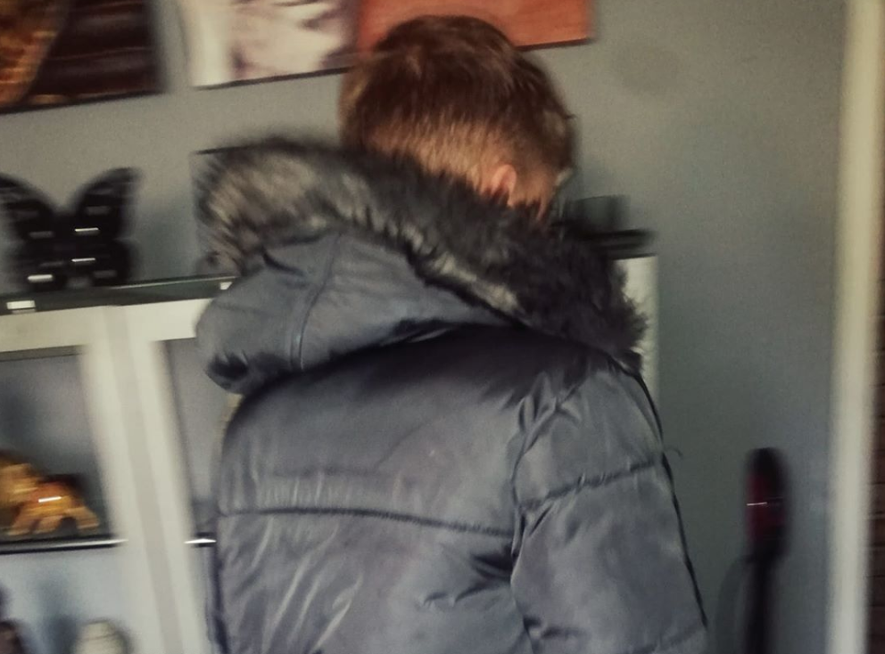 Photo of teen boy from behind