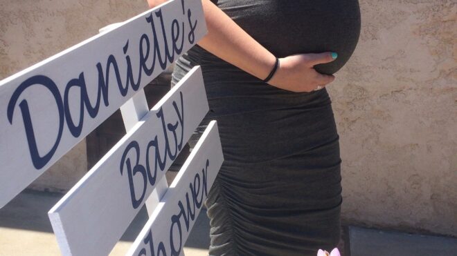 mom to be baby shower sign outdoors