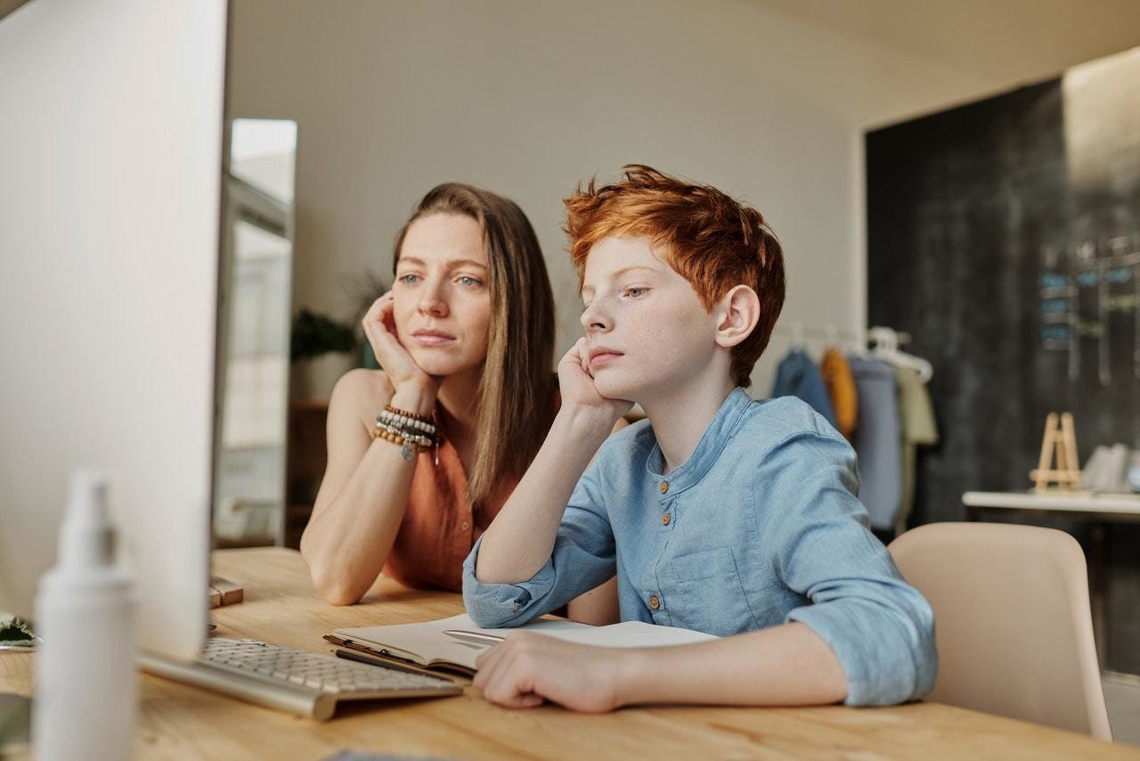 mom-son-computer