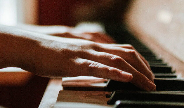 woman-playing-piano
