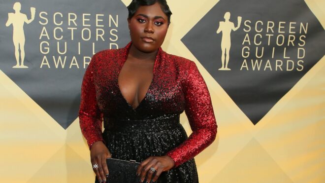 Danielle Brooks rocks short finger waves at the 2018 SAG Awards.