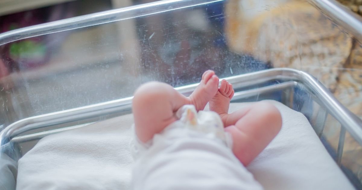 newborn feet at the hospital