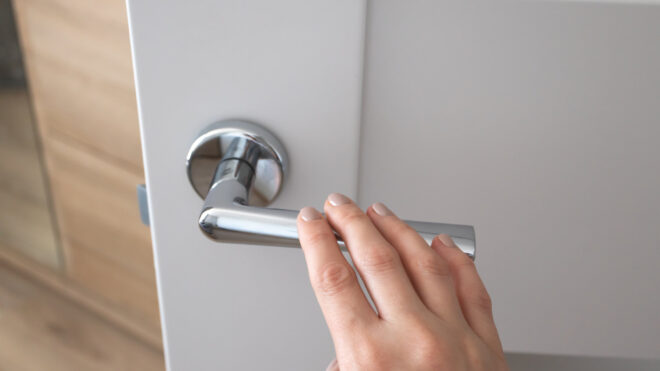 woman hnd on door nkob