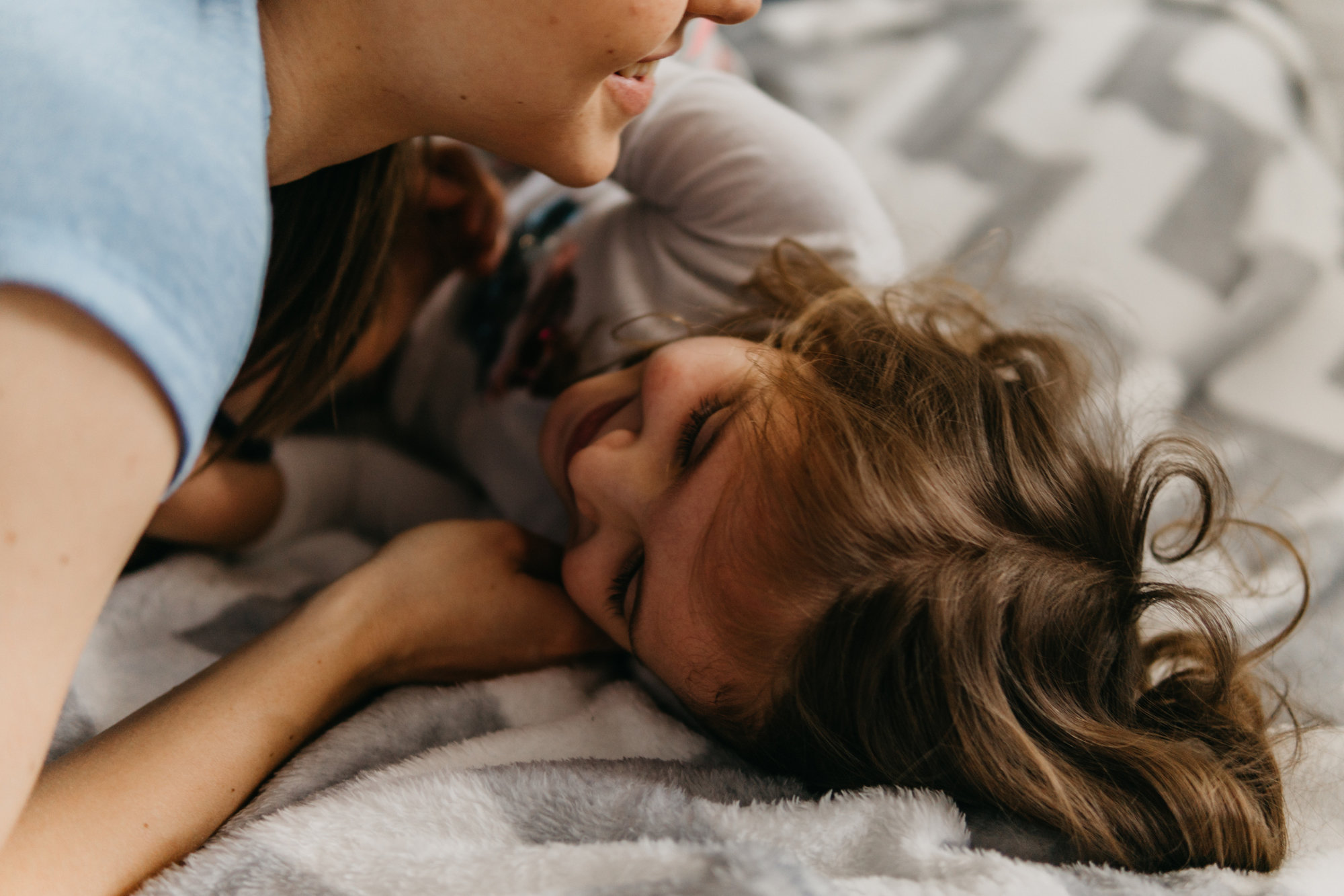 girl and mom cuddling