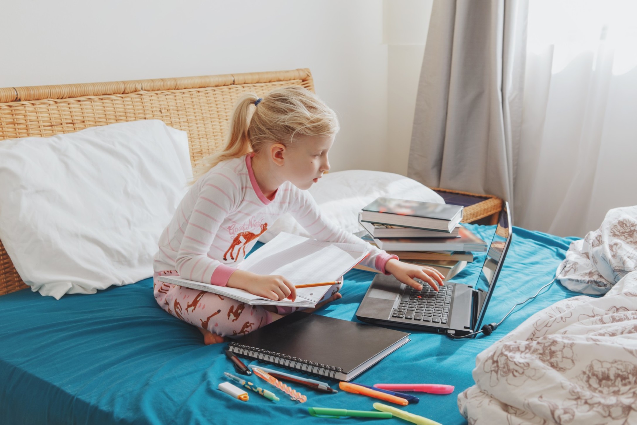 girl-child-education-class-home-learn-online-internet-happy-like-school-virtual-laptop-quarantine_t20_1nkW2v.jpg