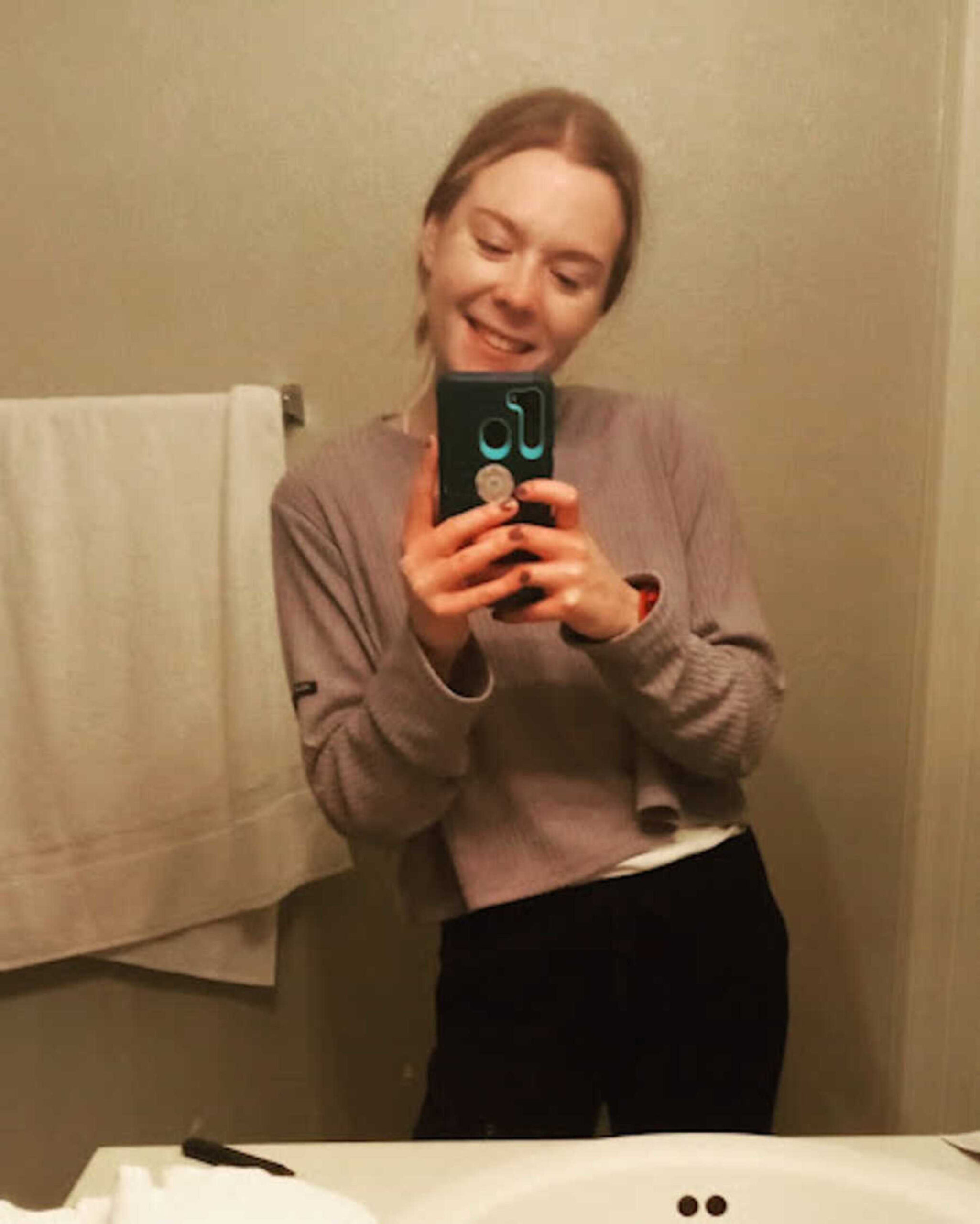 girl-mirror-selfie-while-in-active-ed-recovery-900x1124-1.jpeg