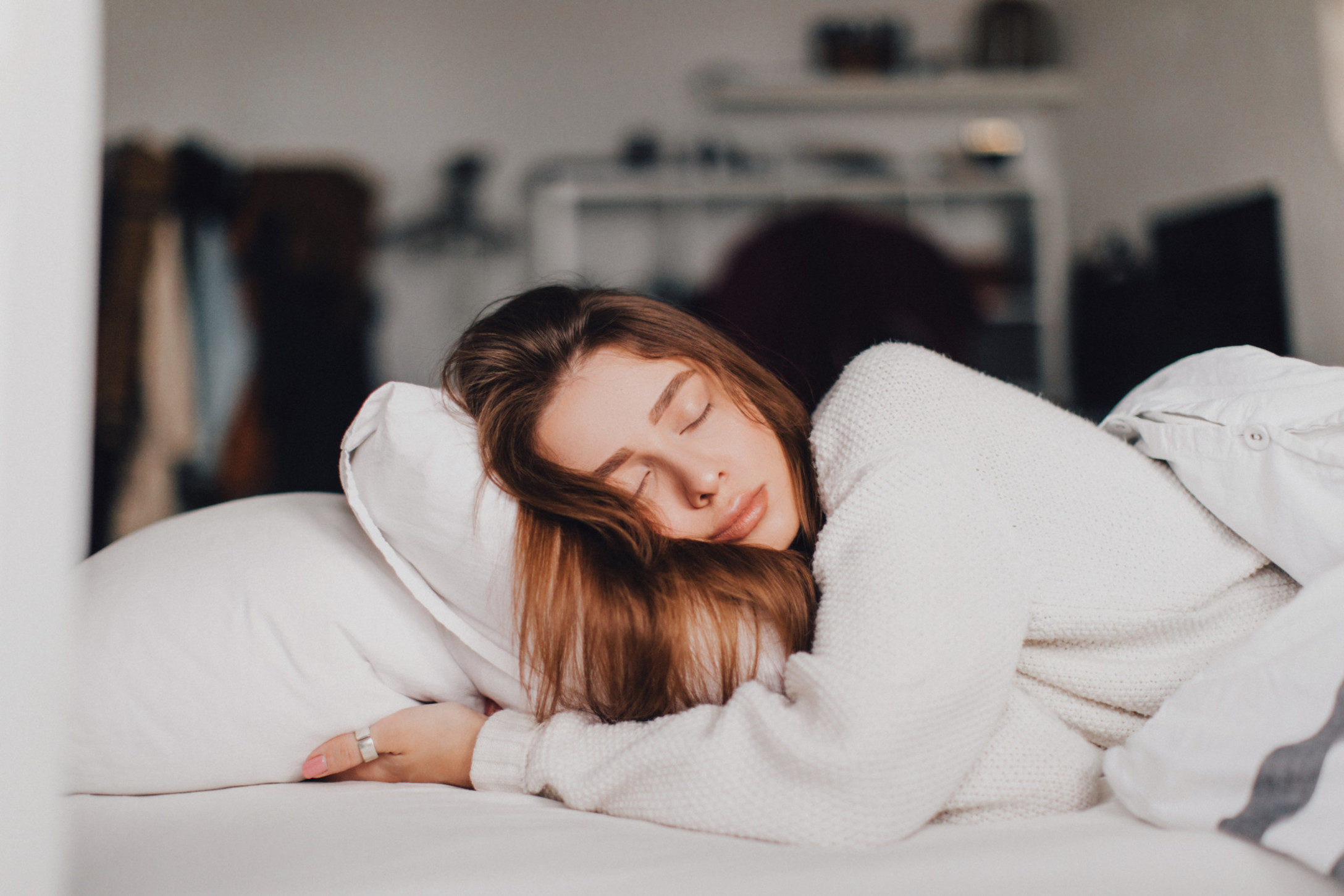 girl-sleeping-in-bed_t20_mLmwjd.jpg