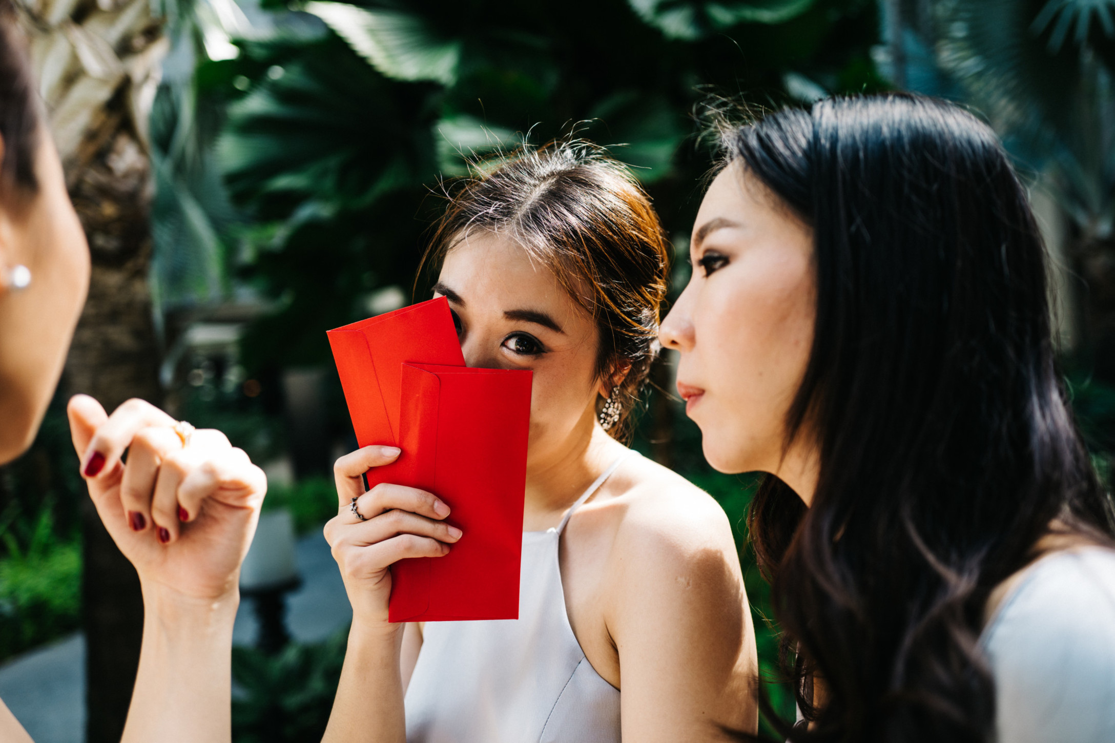 girls-holding-red-envelope_t20_VK60KG.jpg