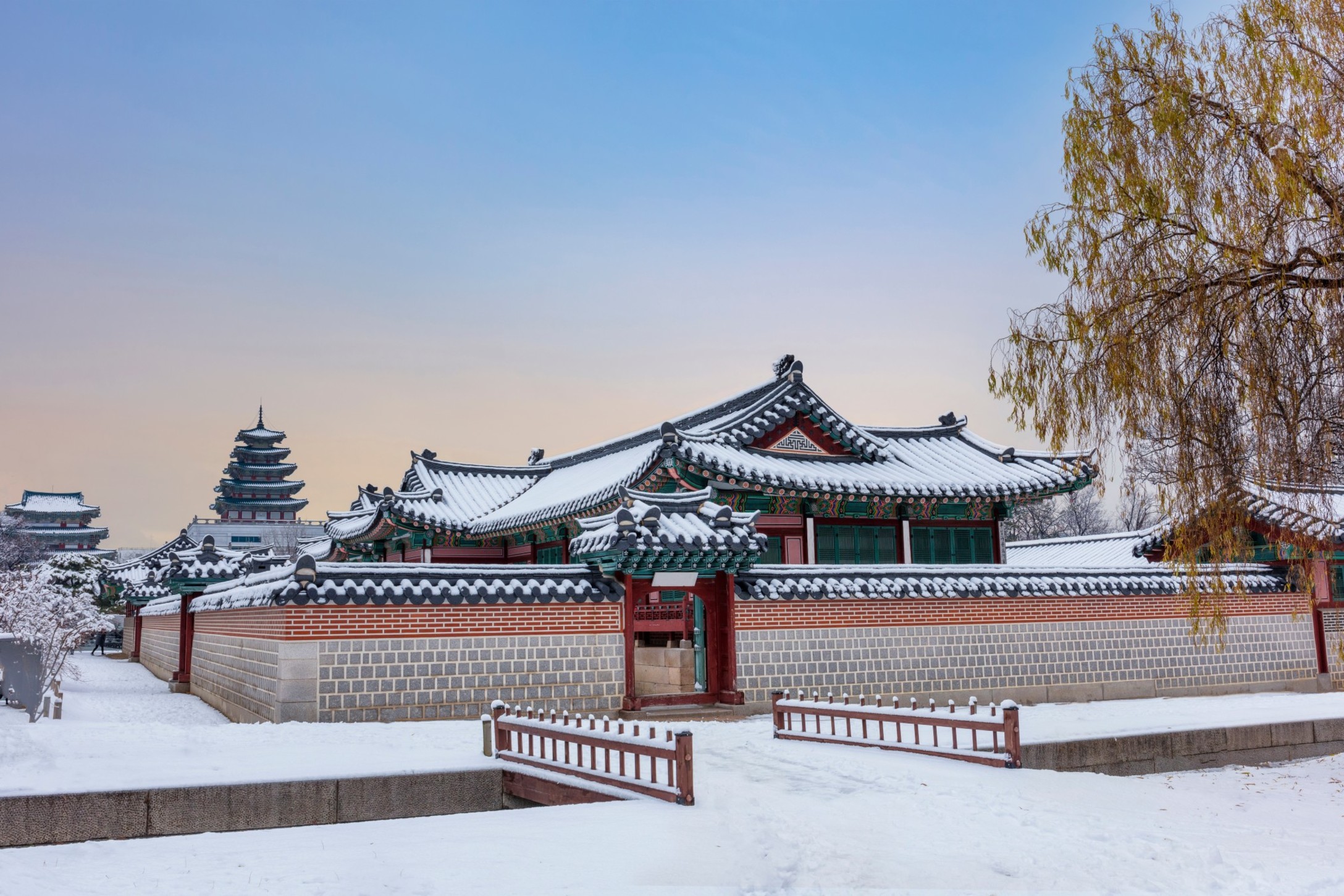 gyeongbokgung-palace-in-winter-of-seoul-south-korea_t20_B8zakK.jpg