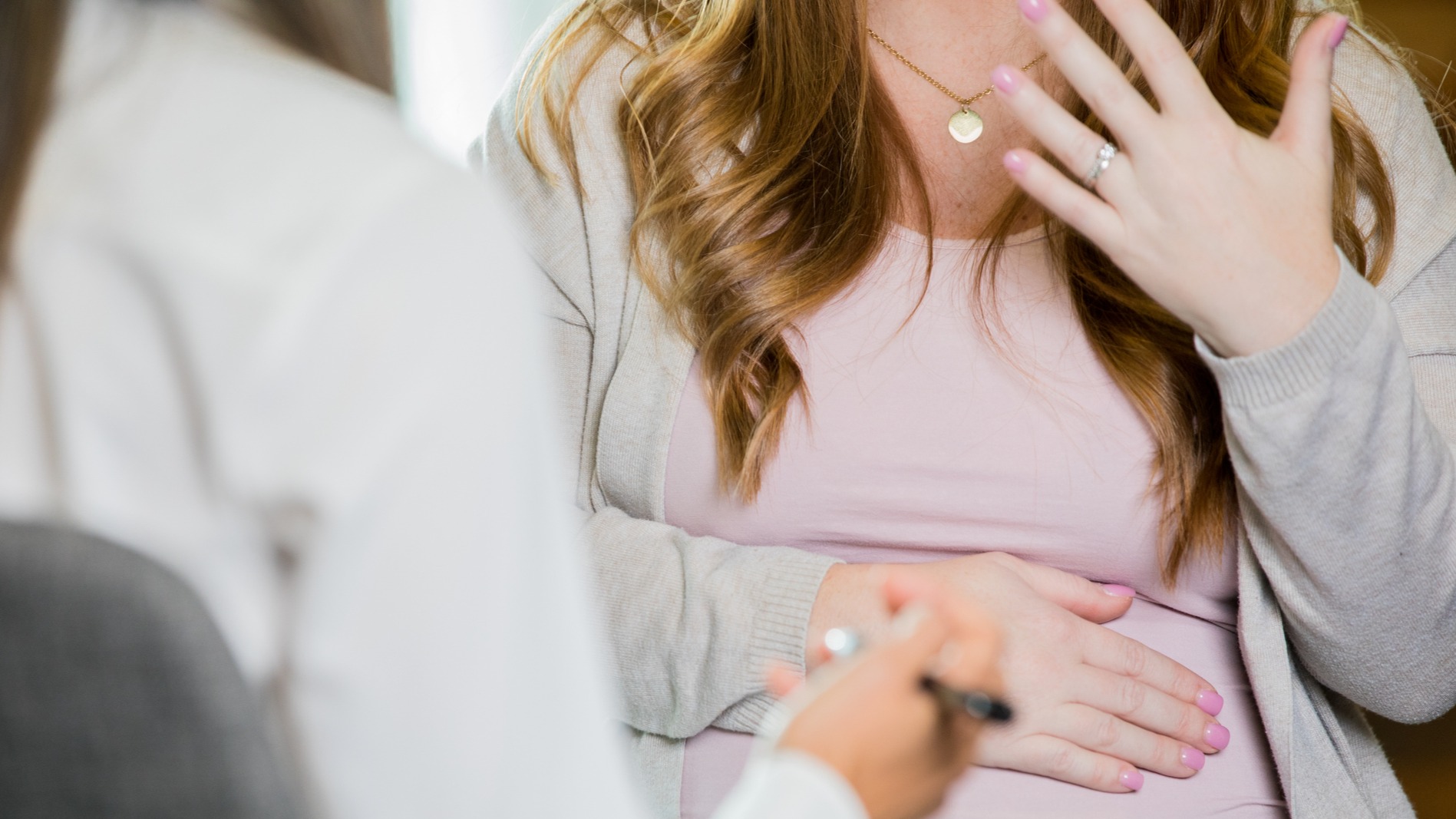iStock-1065684064 pregnant woman no face