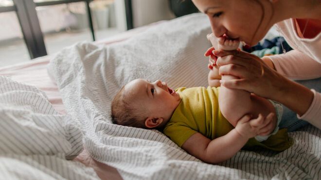 iStock-1083331306 Mom kissing baby feet