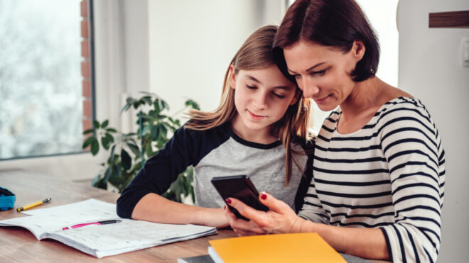 mom and teen with smartphone
