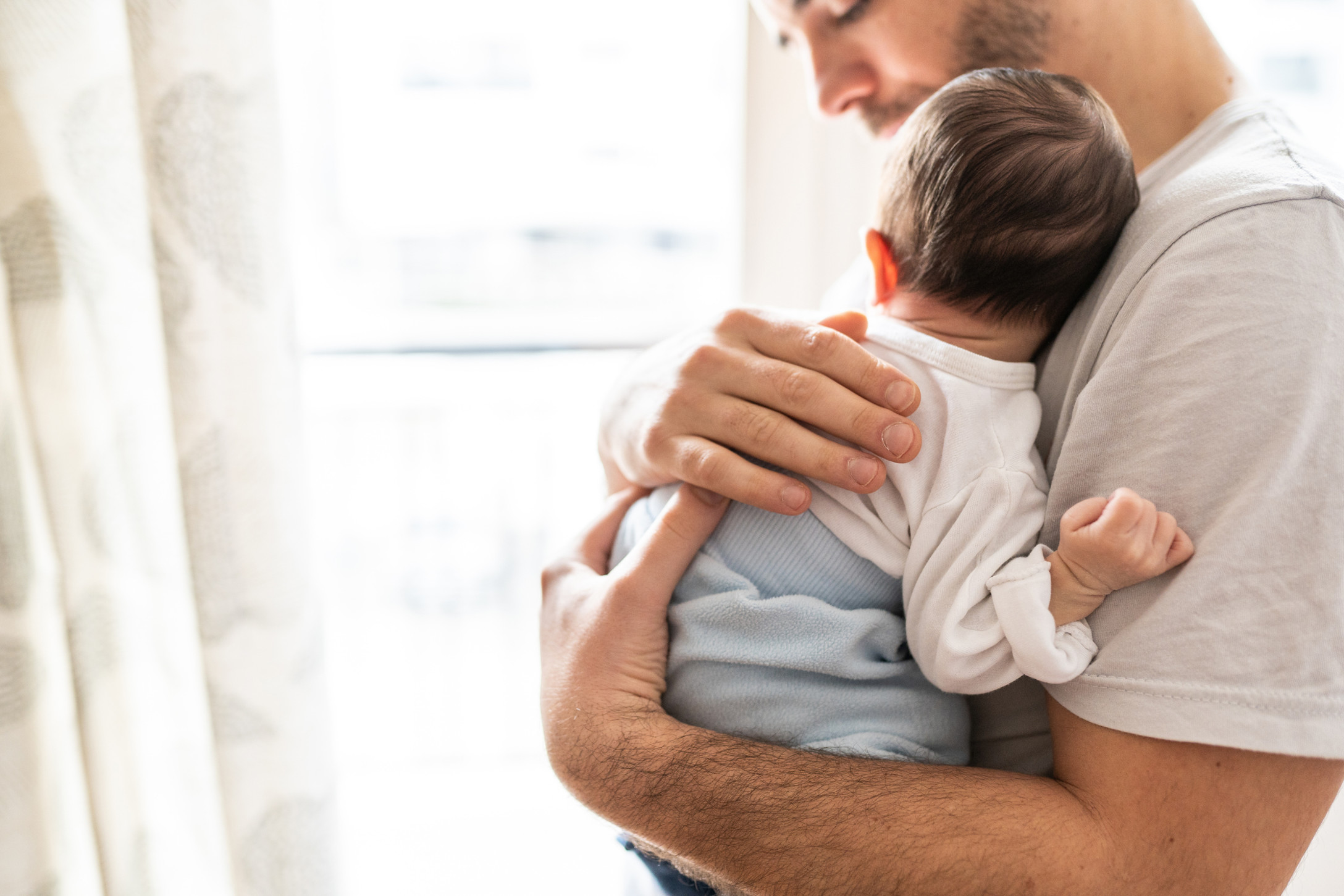 dad with newborn