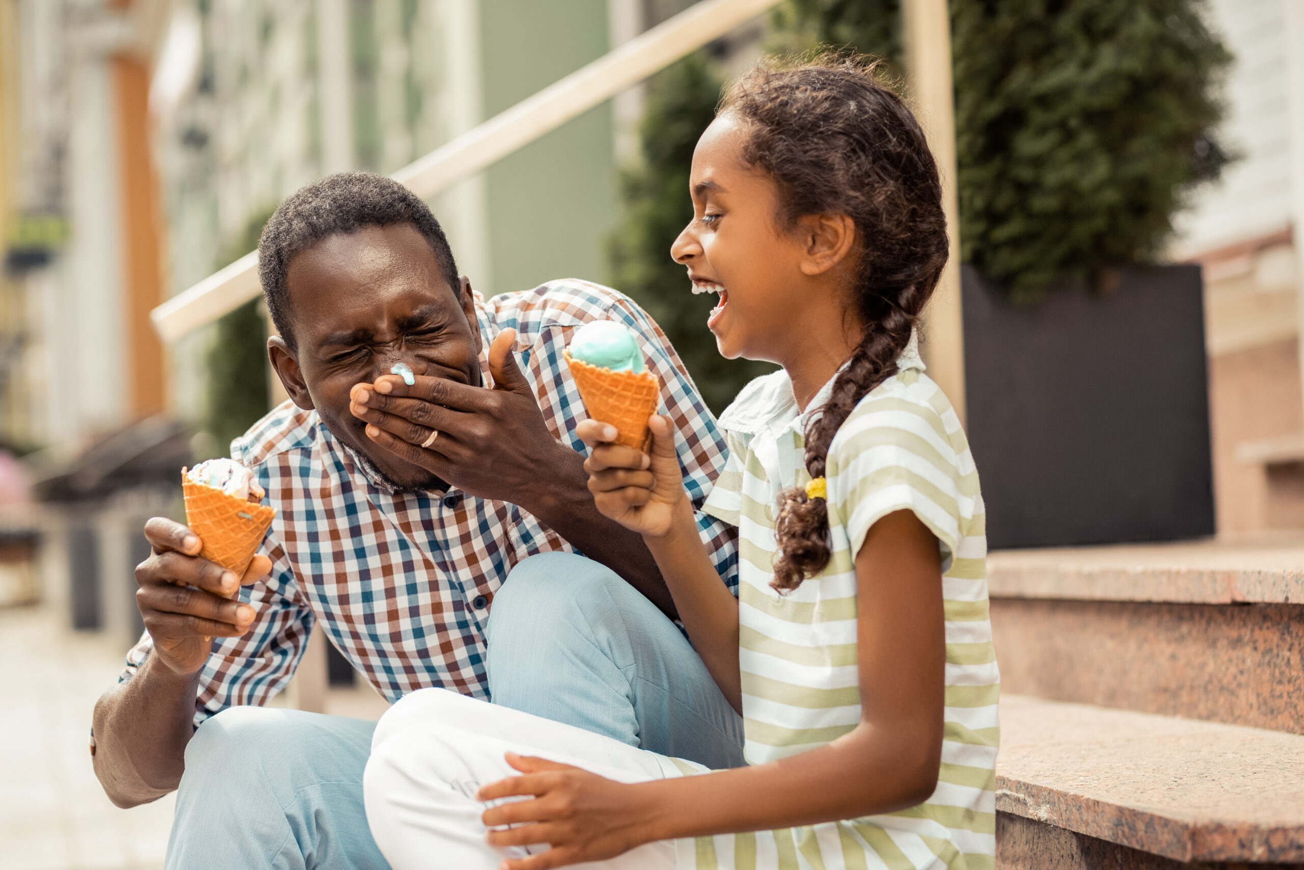 dad eating Ice cream with daughter