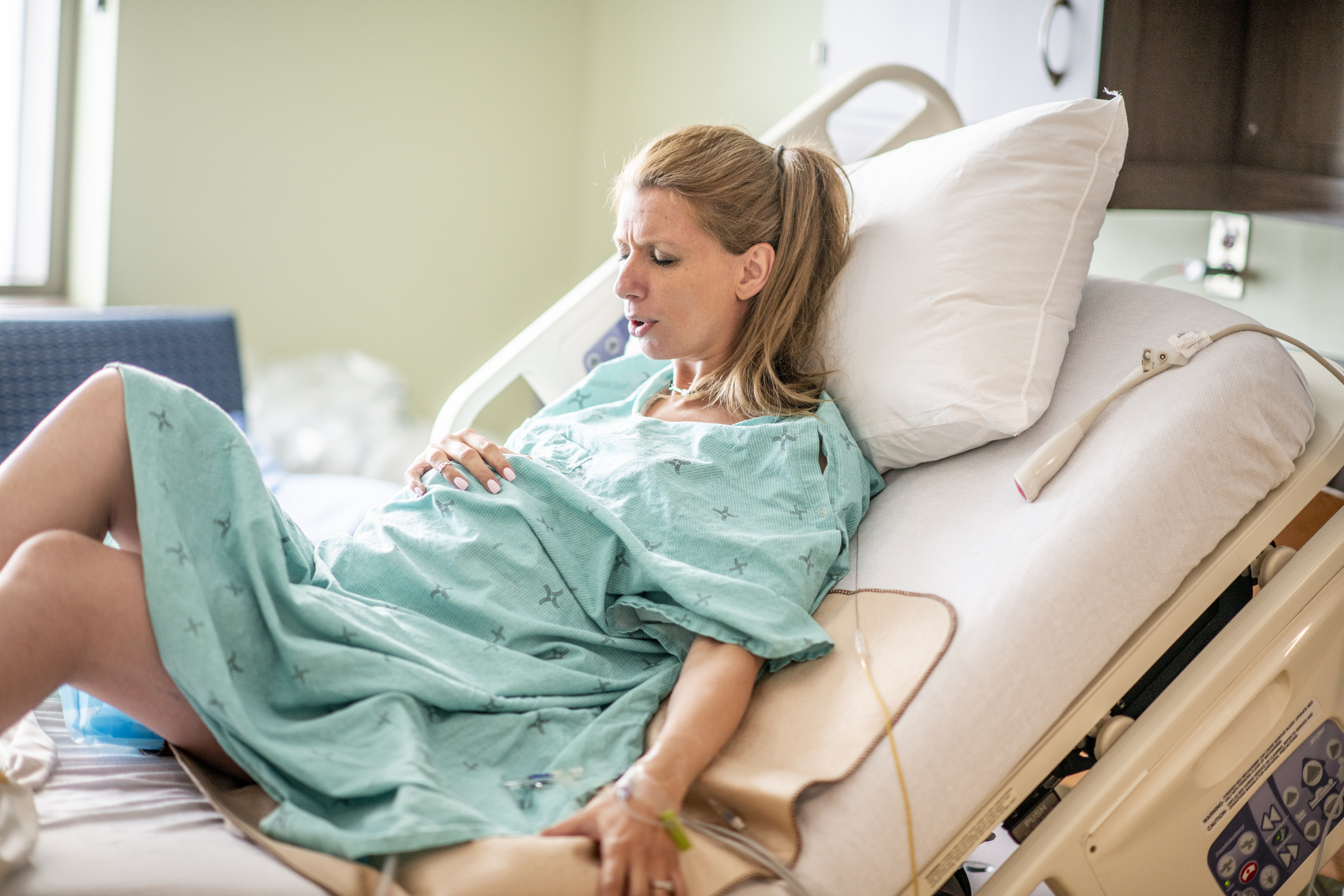 woman-giving-birth
