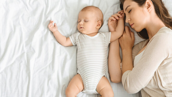 co-sleeping mom and newborn
