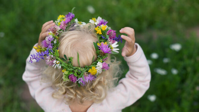 blonde-toddler-girl-flowers-in-hair