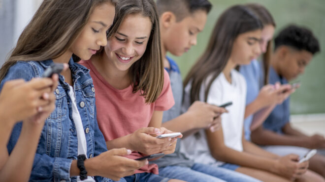 kids on cellphone