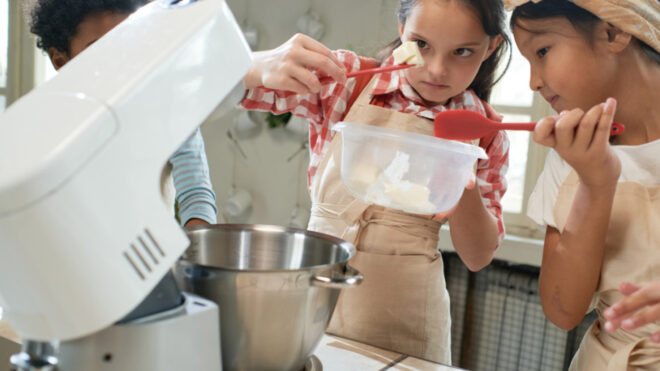 children baking