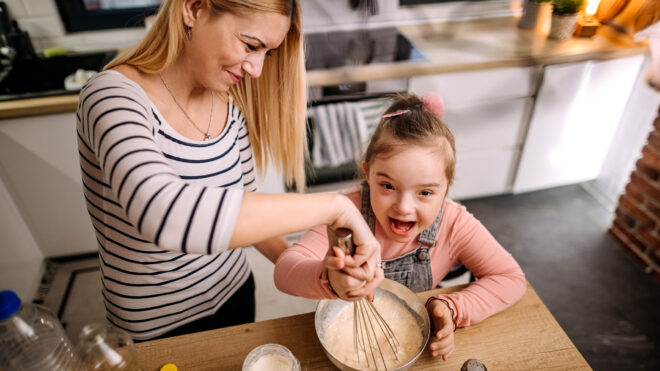 iStock-1379258497 mom cooking with daughter