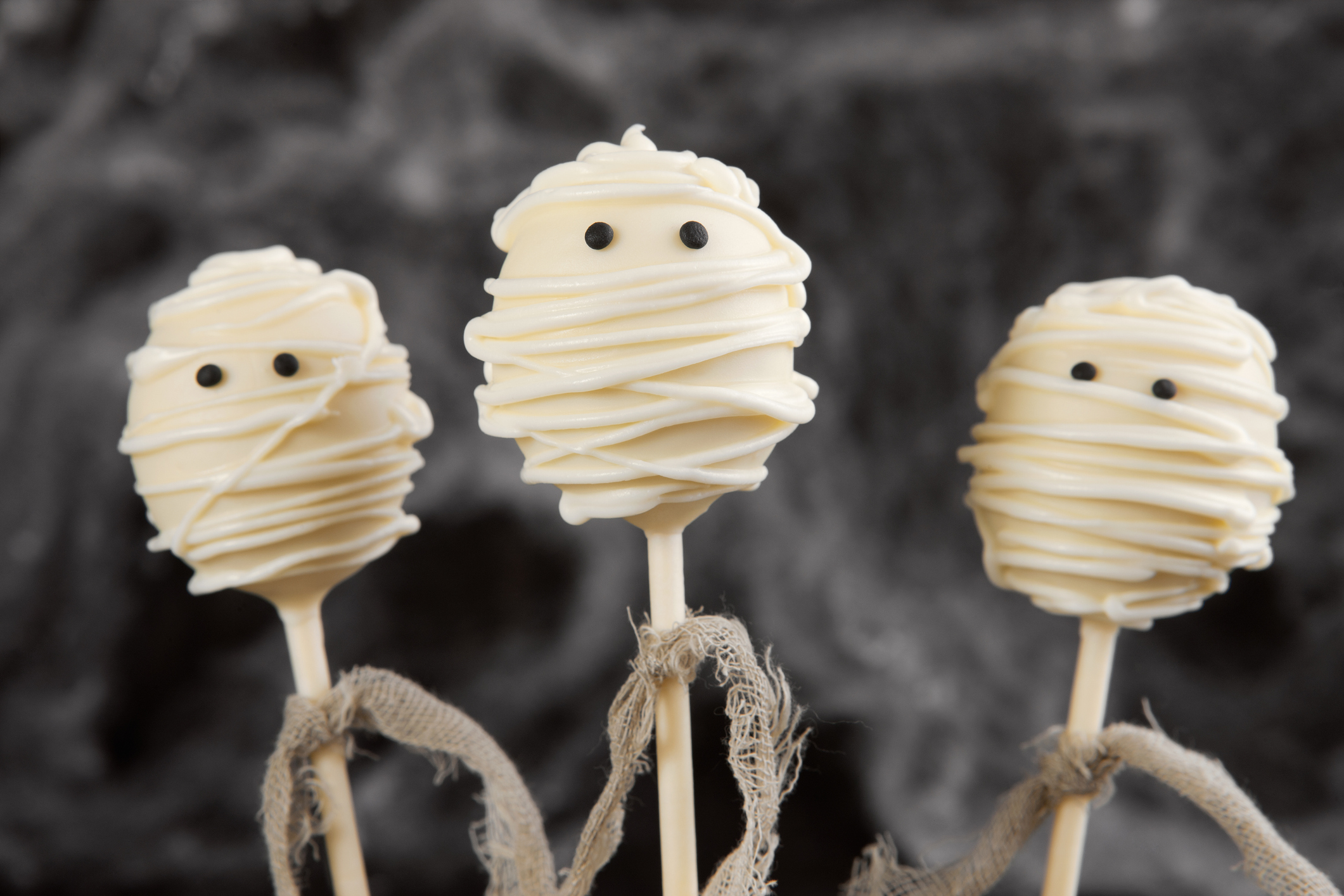 Mummy cake pops